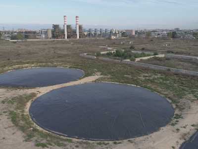 ...altre ricoperte da teli neri lucidi che riflettono la luce del sole